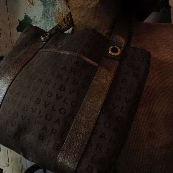 Bvlgari ....Genuine  Handbag. - Picture 4 of 10